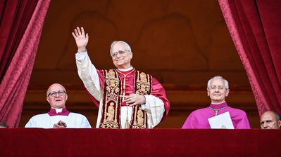 Bischof Dr. Michael Gerber gab während des Friedensgottesdienstes im Fuldaer Dom den Namen des neuen Papstes bekannt. Foto: Bistum Fulda / Burkhard Beintken  