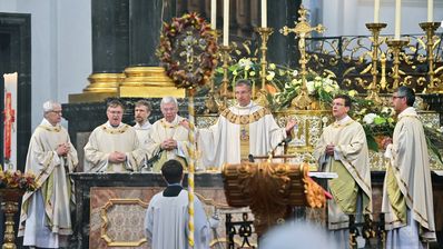 Den Dankgottesdienst im Fuldaer Dom zur Wahl von Papst Leo XIV. zelebrierte Bischof Dr. Michael Gerber gemeinsam mit Weihbischof und Domdechant Prof. Dr. Karlheinz Diez, Generalvikar Dr. Martin Stanke sowie weiteren Priestern aus dem Bistum Foto: Bistum Fulda / Dr. A. Müller
