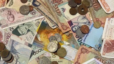 Fremdwährungen können soziale Projekte unterstützen. Deshalb sammelt die Caritas im Bistum Fulda Münzen und Scheine aus aller Welt.